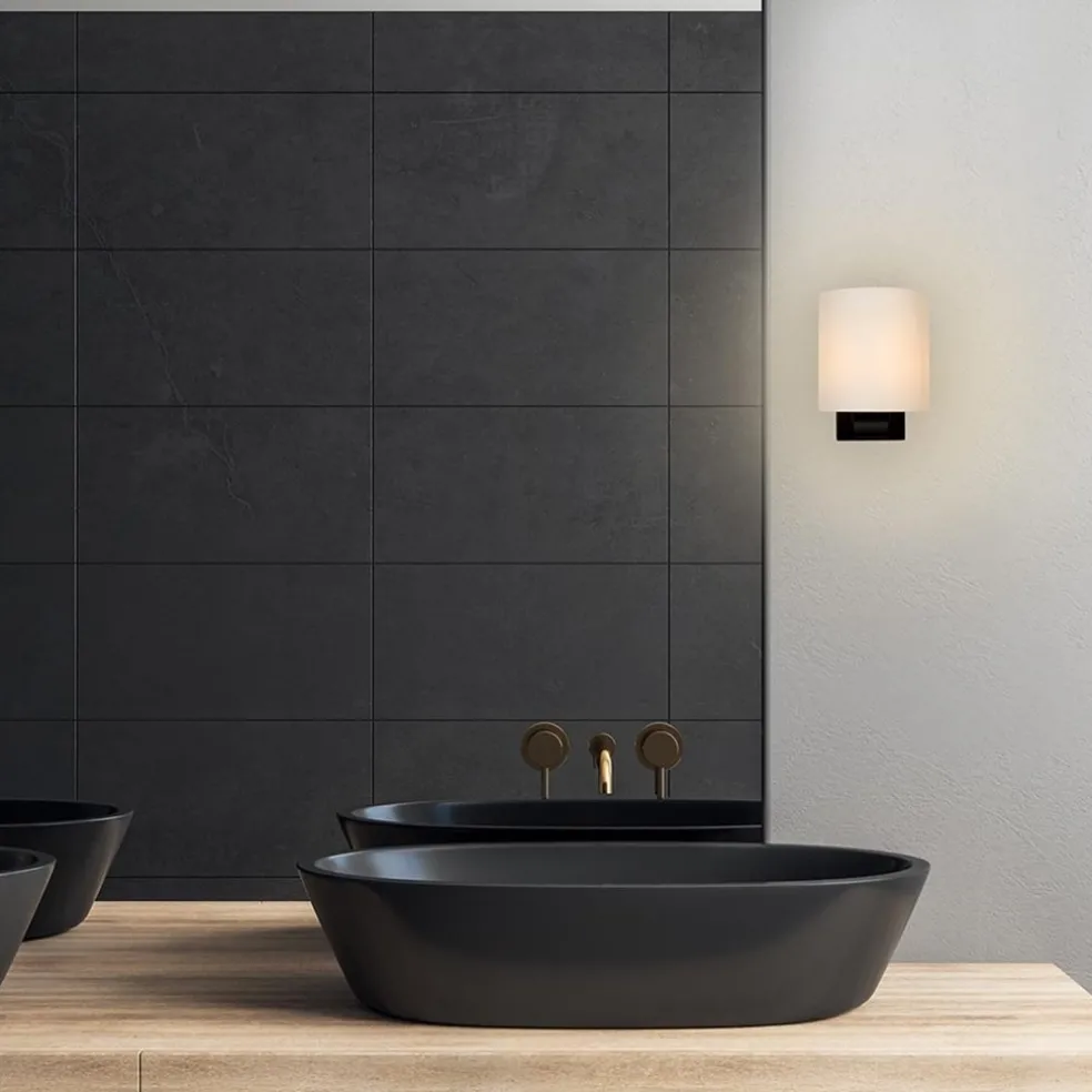 Hot Straluma Badkamerwandlamp zwart met opaal glazen kap