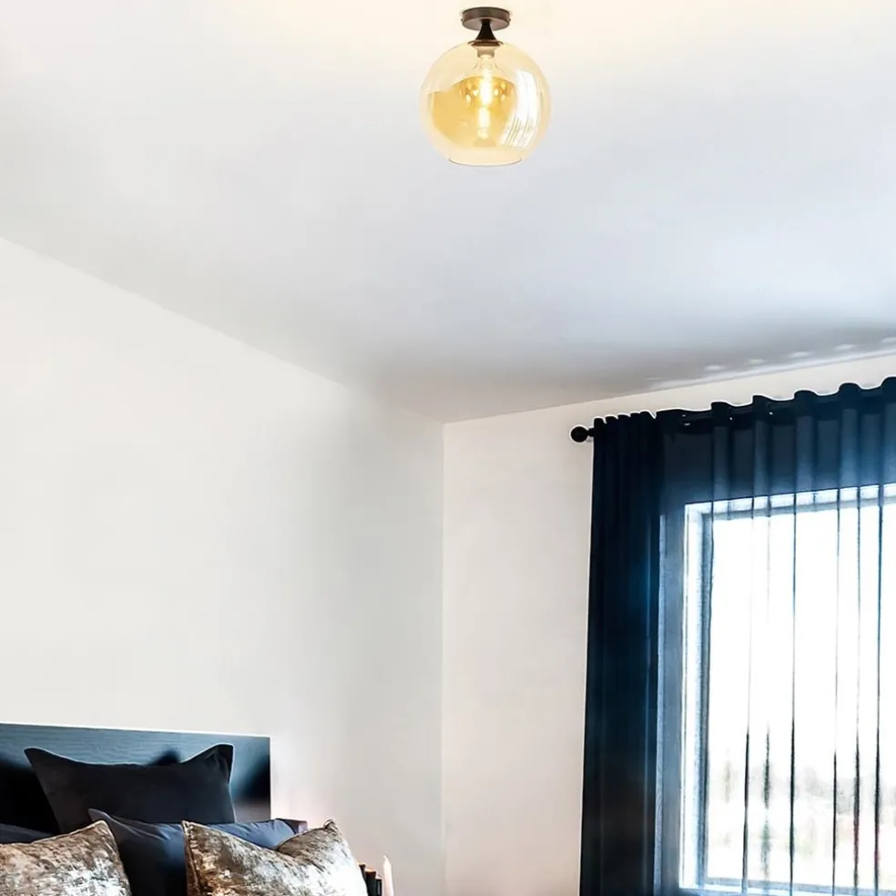 Hot Straluma Mat zwarte plafondlamp met amber glazen bol 30 cm