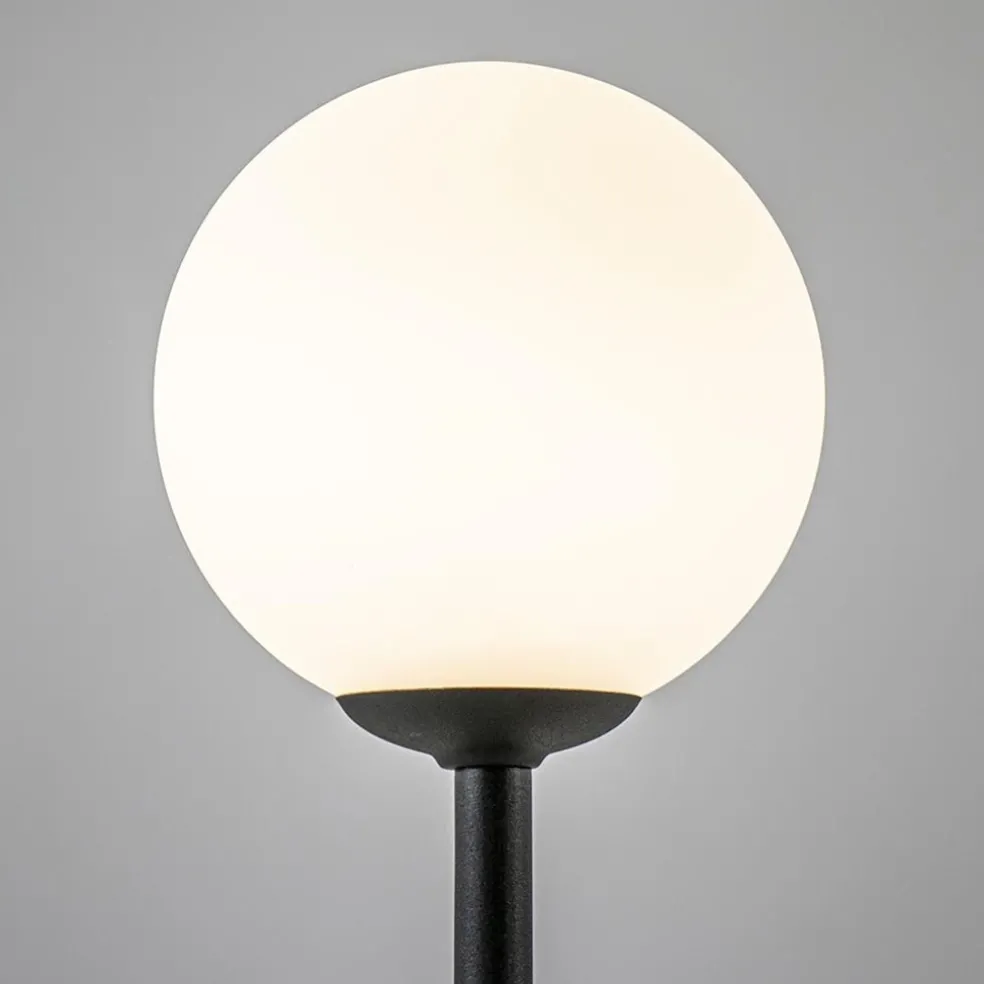 Store Straluma Mat zwarte tafellamp met witte glazen bol