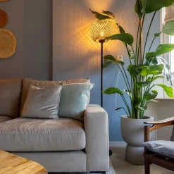 Best Straluma Mat zwarte vloerlamp met bamboe kap