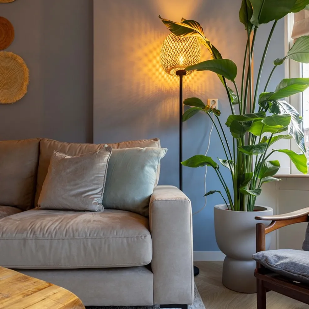 Best Straluma Mat zwarte vloerlamp met bamboe kap