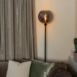Shop Straluma Mat zwarte vloerlamp met smoke/titanium glazen kap