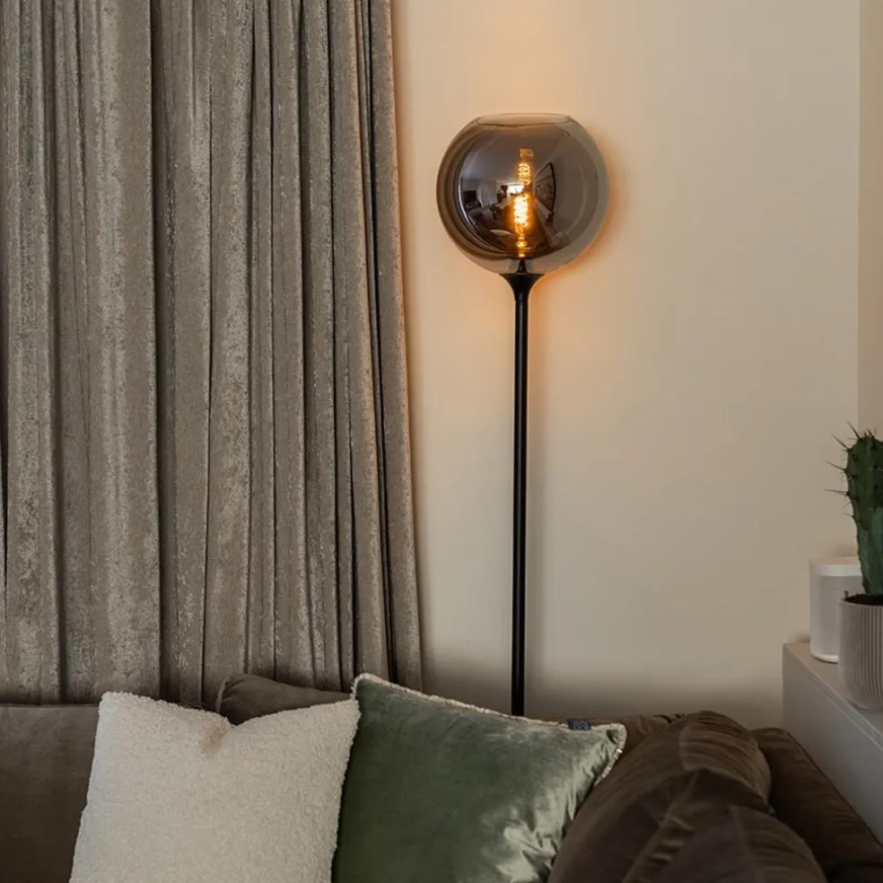 Shop Straluma Mat zwarte vloerlamp met smoke/titanium glazen kap