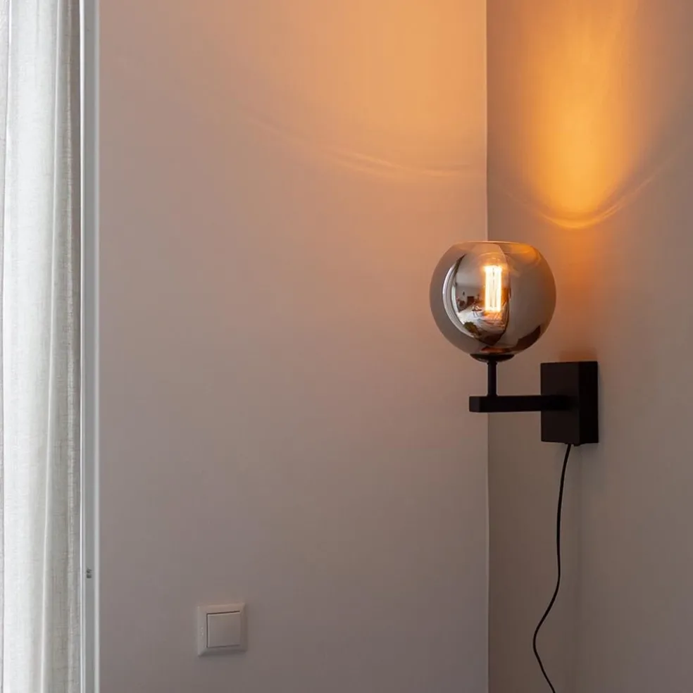 Best Sale Straluma Mat zwarte wandlamp met smoke glazen bol 20 cm